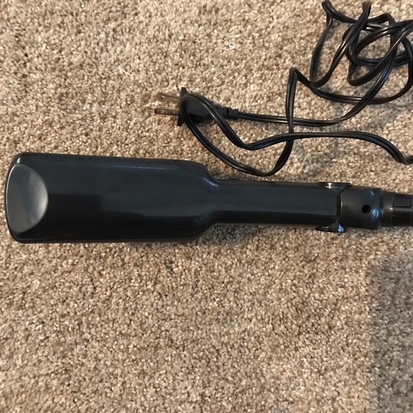 Con. Air flat iron. - Picture 3 of 3